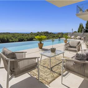 Luxury 4-Bedroom Villa with generous sized Infinity Pool near Buje, Istria. Sleeps 8